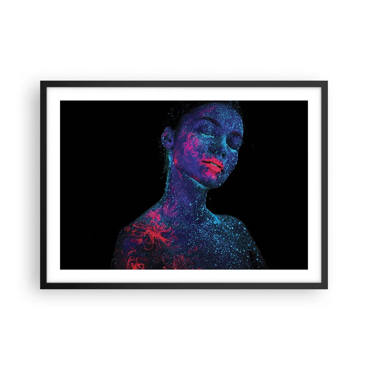 Plakat w czarnej ramie - Portret kobiety w neonowych kolorach na czarnym tle - 70x50cm - W gwiezdnym pyle - Nowoczesna dekoracja ścienna do salonu i sypialni ARTTOR