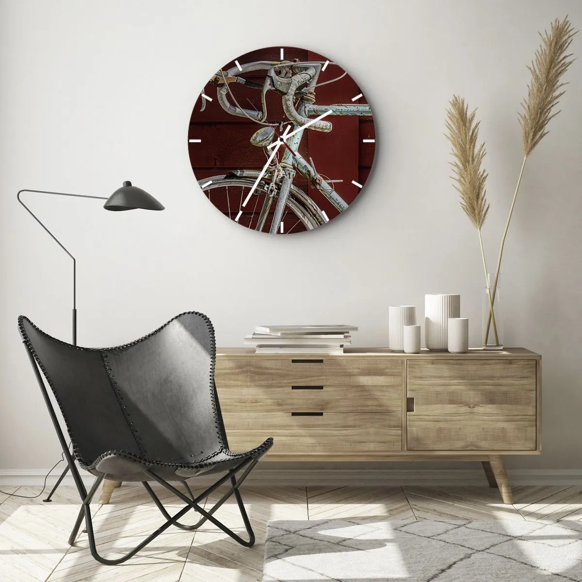 Zegar ścienny - Zbliżenie retro roweru na tle czerwonej deski - 30x30cm - Stworzony do zwycięstw - Nowoczesna dekoracja ścienna do salonu, kuchni i sypialni ARTTOR