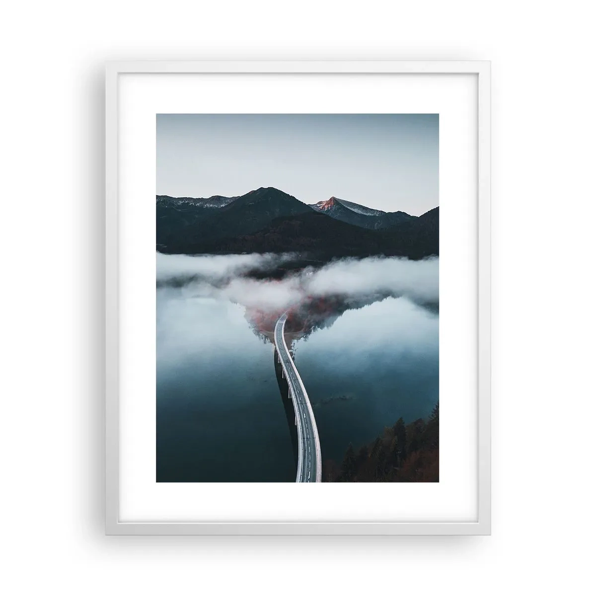 Plakat w białej ramie - Nad wodą gładką jak lustro - 40x50 cm