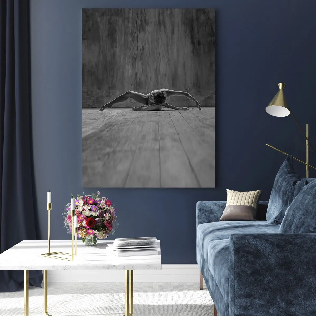 Obraz na szkle - Tancerka w pozie na podłodze - 50x70cm - Symetria odnaleziona - Nowoczesna dekoracja ścienna do salonu, kuchni i sypialni ARTTOR