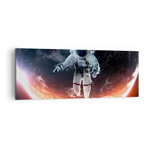 Obraz na płótnie - Astronauta unoszący się nad Ziemią oświetloną słońcem - 140x50cm - Mogę zostać jeszcze chwilę? - Nowoczesna dekoracja ścienna do salonu i sypialni ARTTOR