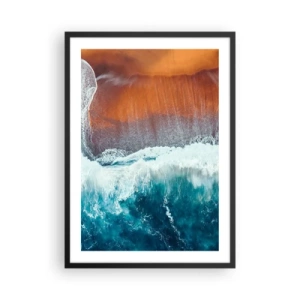 Plakat w czarnej ramie - Fale oceanu uderzające o brzeg z piaskiem w ciepłych barwach - 50x70cm - Dotyk oceanu - Nowoczesna dekoracja ścienna do salonu i sypialni ARTTOR