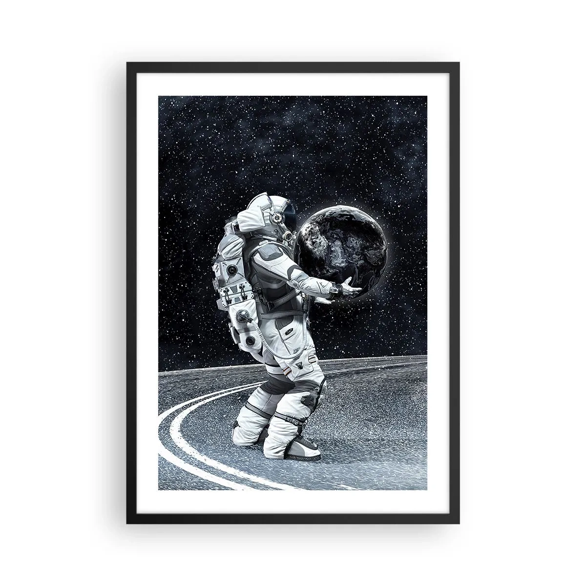 Plakat w czarnej ramie - Astronauta w przestrzeni kosmicznej trzymający kulę przypominającą Ziemię - 50x70cm - Na Mlecznej Drodze - Nowoczesna dekoracja ścienna do salonu i sypialni ARTTOR