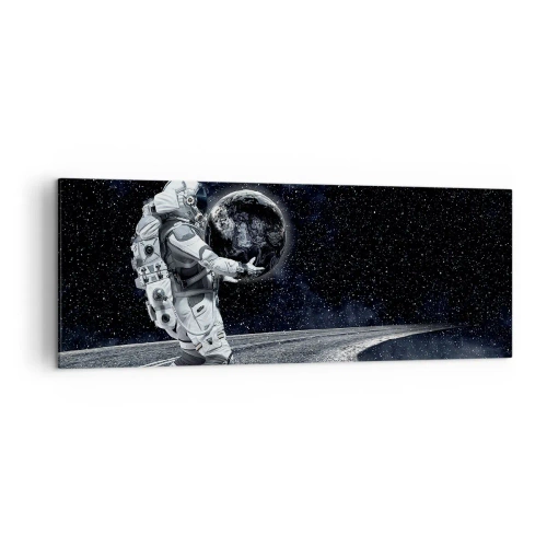 Obraz na płótnie - Astronauta z Ziemią na tle gwiaździstego nieba - 140x50cm - Na Mlecznej Drodze - Nowoczesna dekoracja ścienna do salonu i sypialni ARTTOR
