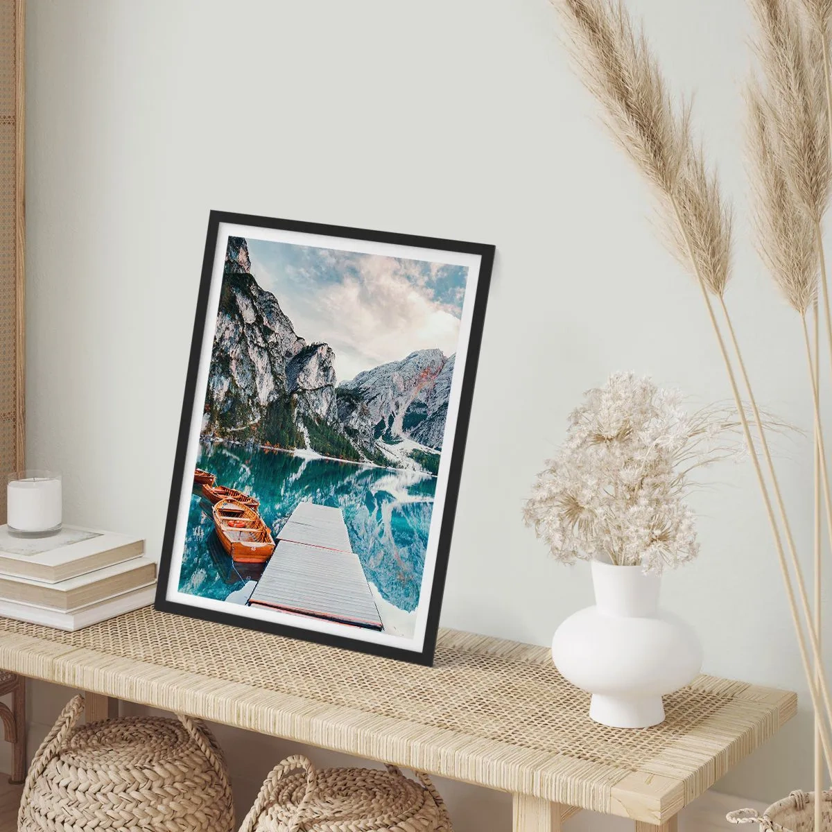 Plakat w czarnej ramie - Górskie jezioro z drewnianymi łódkami i pomostem - 50x70cm - Pokażemy ci piękno - Nowoczesna dekoracja ścienna do salonu i sypialni ARTTOR
