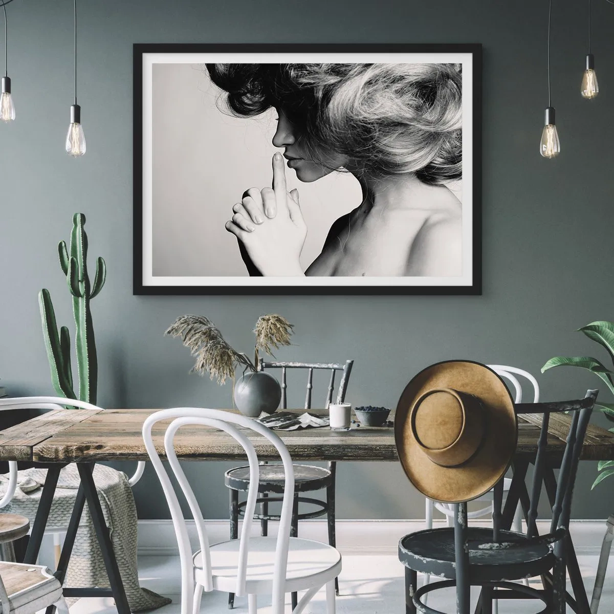 Plakat w czarnej ramie - Profil kobiety w czarno-białym ujęciu z gestem ciszy - 100x70cm - Zasłuchana w sobie - Nowoczesna dekoracja ścienna do salonu i sypialni ARTTOR