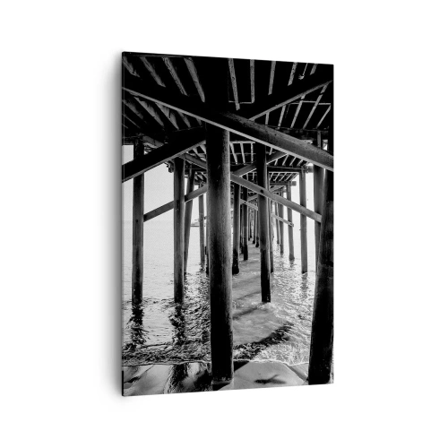 Obraz na płótnie - Czarno-biała fotografia drewnianej konstrukcji mola nad wodą - 70x100cm - Plażowa kryjówka - Nowoczesna dekoracja ścienna do salonu i sypialni ARTTOR
