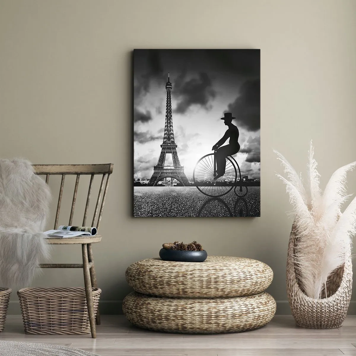 Obraz na płótnie - Czarno-biała scena z wieżą Eiffla i postacią na bicyklu w cylindrze - 50x70cm - Tęsknota do Belle Epoque - Nowoczesna dekoracja ścienna do salonu, kuchni i sypialni ARTTOR