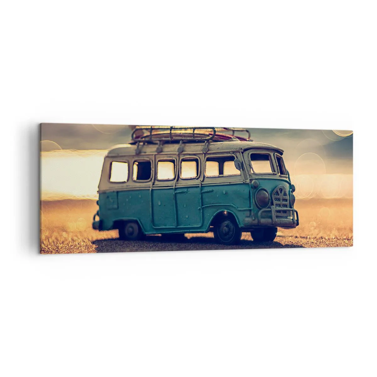 Obraz na płótnie - Retro autobus na tle rozmytego światła - 140x50cm - Koniec bożków: pieniądza i pracy - Nowoczesna dekoracja ścienna do salonu i sypialni ARTTOR