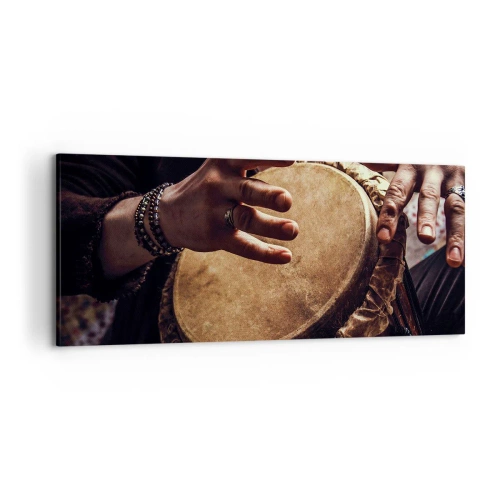 Obraz na płótnie - Ręce grające na tradycyjnym bębnie djembe - 120x50cm - W rytmie serca - Nowoczesna dekoracja ścienna do salonu i sypialni ARTTOR