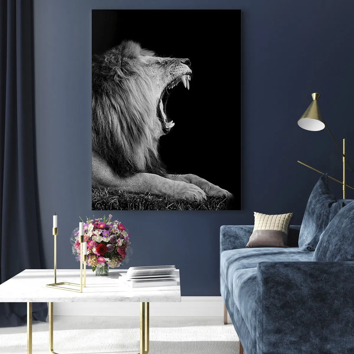 Obraz na szkle - Czarno-biały portret lwa ryczącego na tle cienia - 50x70cm - Bez żadnych wątpliwości - Nowoczesna dekoracja ścienna do salonu, kuchni i sypialni ARTTOR
