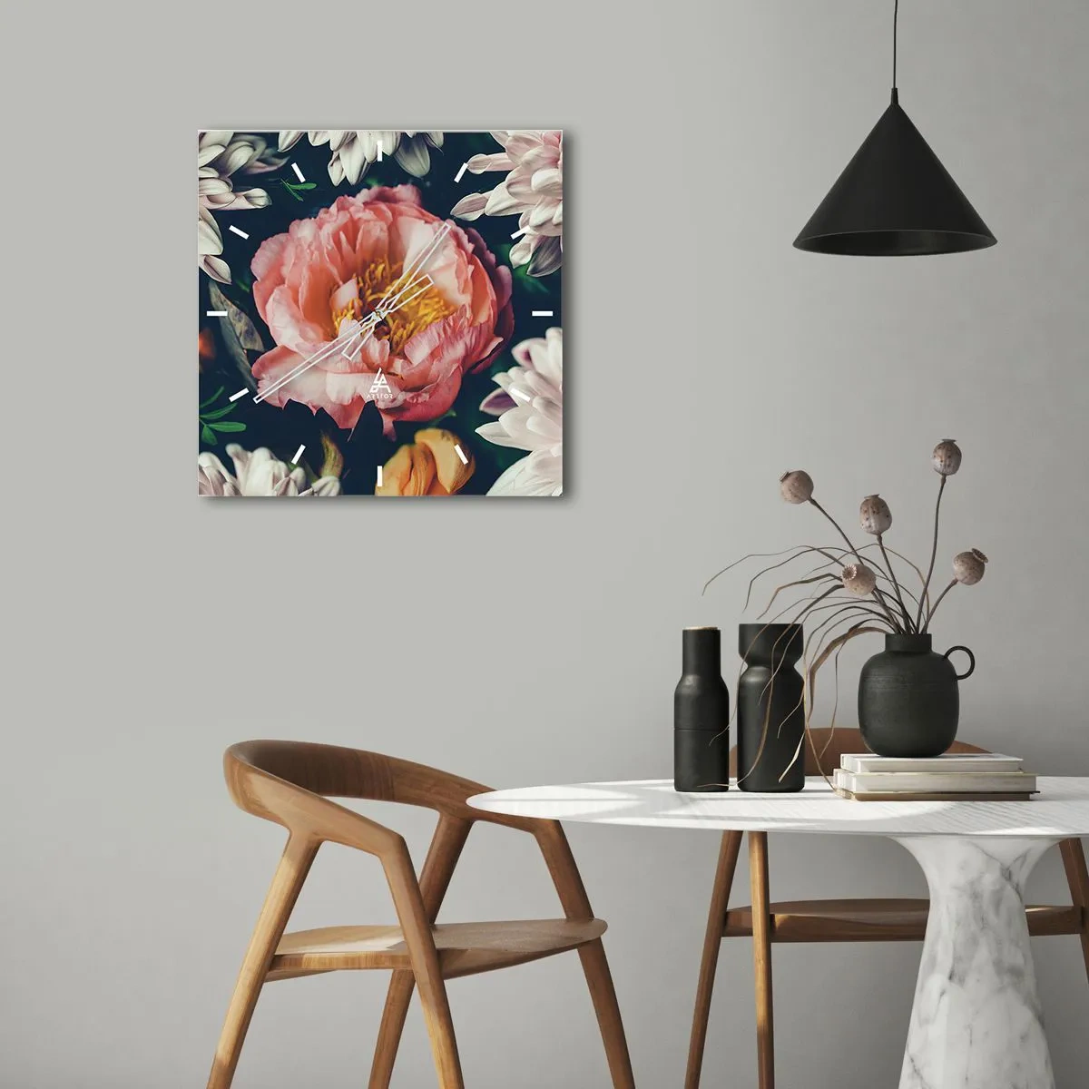 Zegar ścienny - Kwiatowa kompozycja z piwonią i chryzantemami na ciemnym tle - 30x30cm - Z barokowym przepychem - Nowoczesna dekoracja ścienna do salonu i sypialni ARTTOR