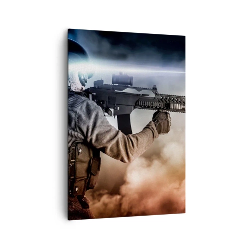 Obraz na płótnie - Żołnierz w akcji z karabinem na tle chmur i światła - 70x100cm - Po prostu bohater - Nowoczesna dekoracja ścienna do salonu i sypialni ARTTOR