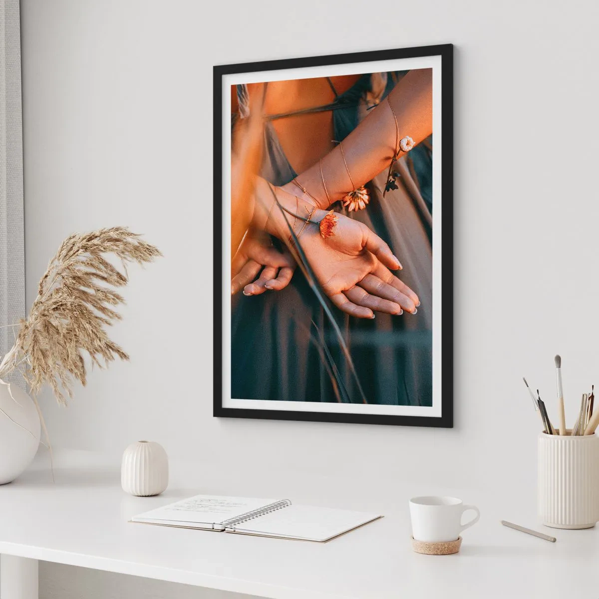 Plakat w czarnej ramie - Związana z naturą - 61x91 cm