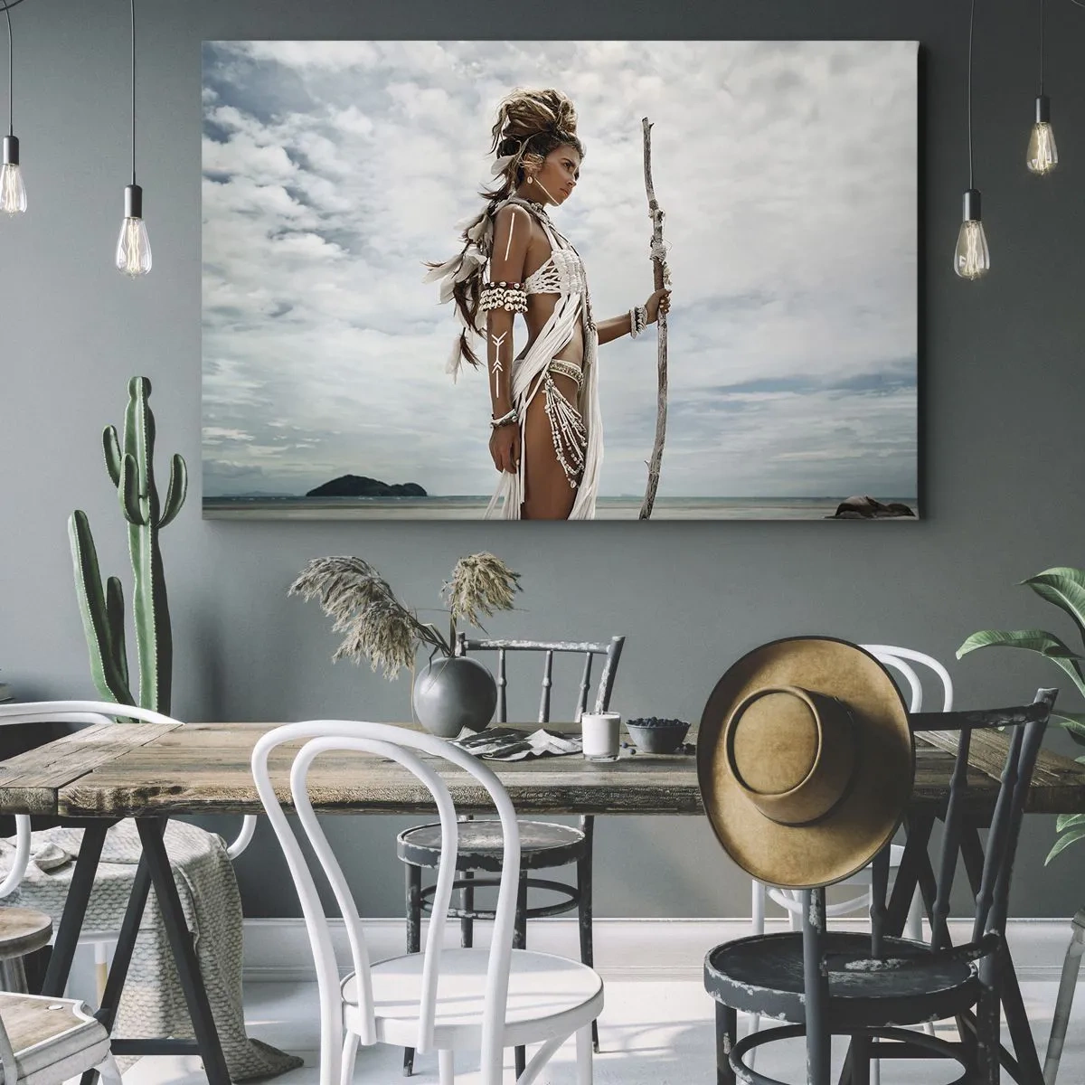 Obraz na płótnie - Stylizowana kobieta na plaży z etnicznymi ozdobami i kijem - 70x50cm - Królowa tropików - Nowoczesna dekoracja ścienna do salonu i sypialni ARTTOR