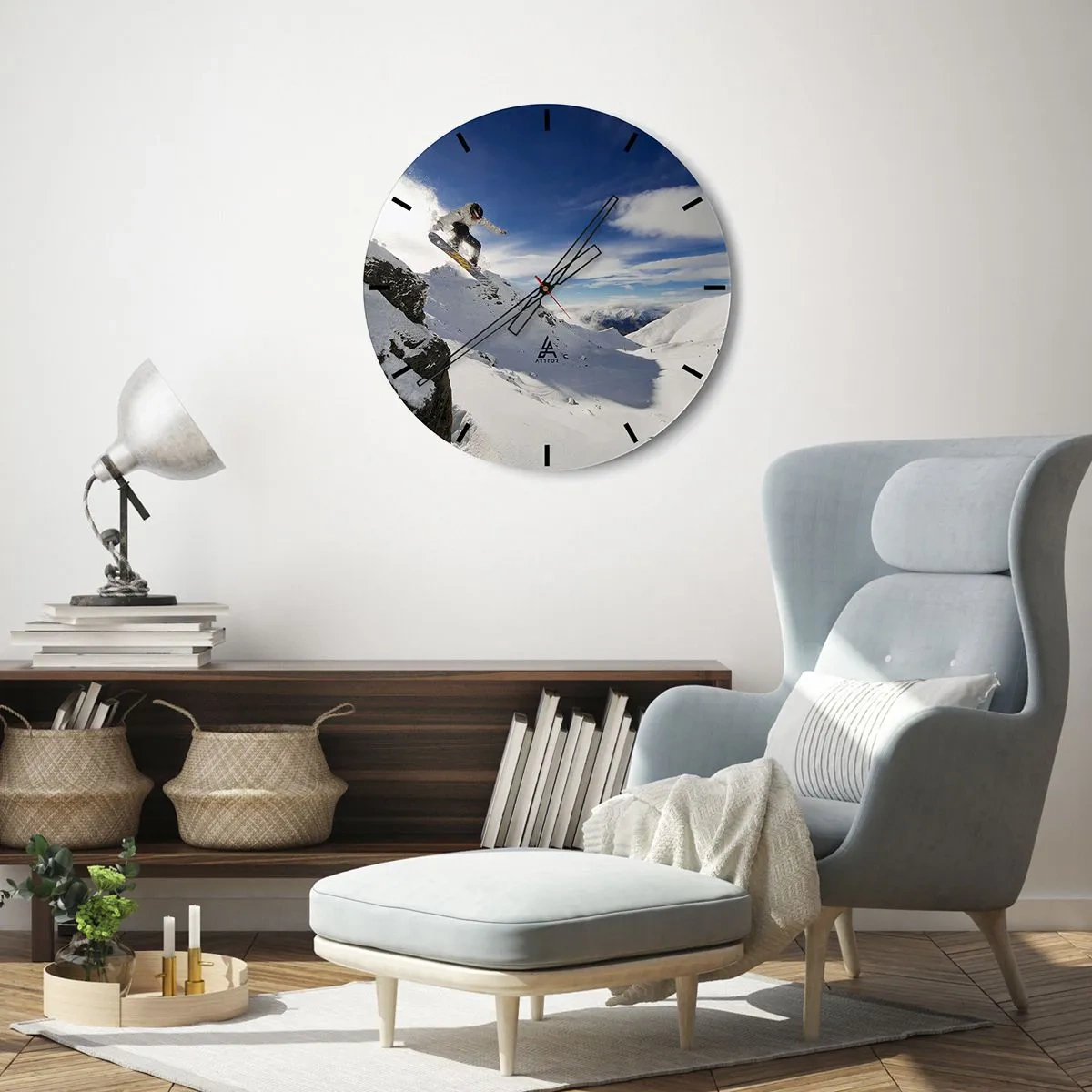 Zegar ścienny - Snowboardzista w akcji na tle gór - 30x30cm - Wolność bez granic - Nowoczesna dekoracja ścienna do salonu, kuchni i sypialni ARTTOR