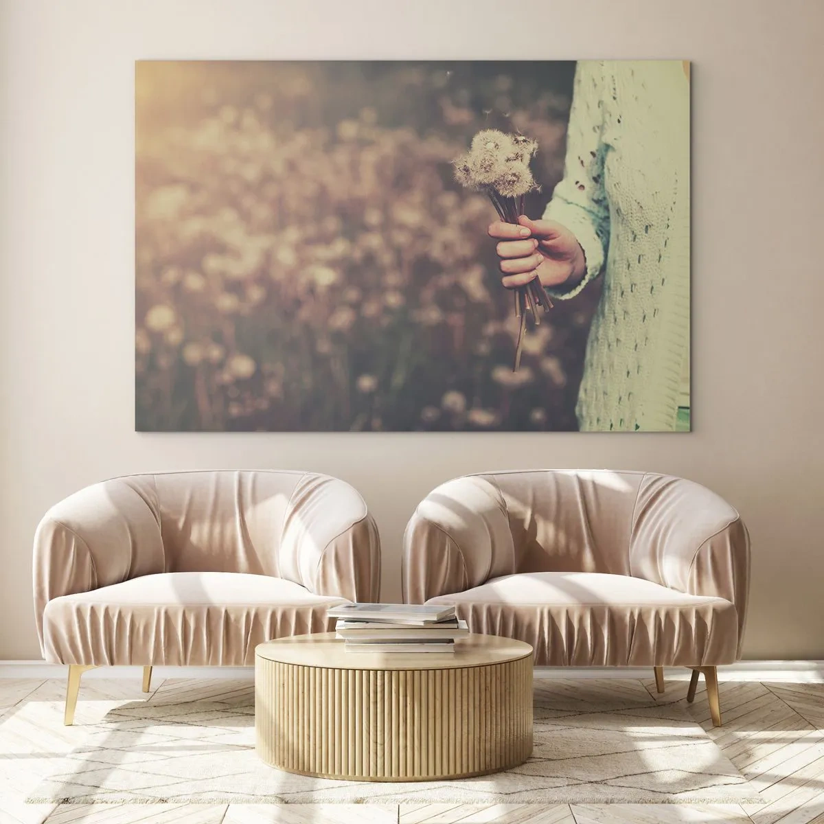 Obraz na szkle - Ręka trzymająca bukiet dmuchawców na tle rozmytego pola - 70x50cm - Zatrzymaj je, proszę - Nowoczesna dekoracja ścienna do salonu i sypialni ARTTOR