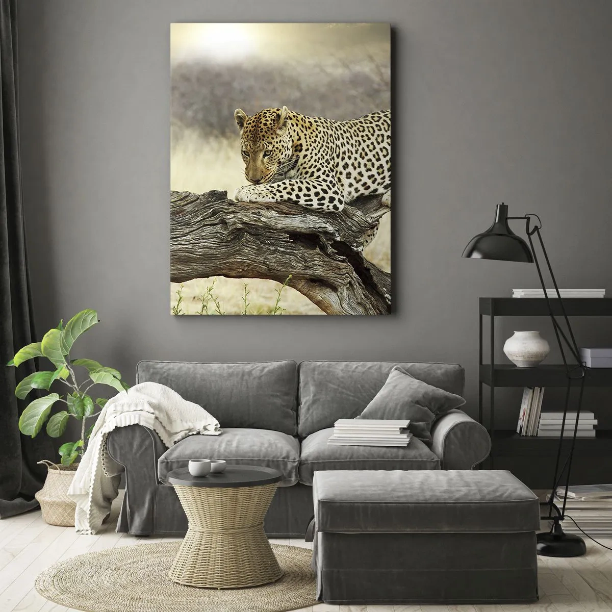 Obraz na płótnie - Leopard odpoczywający na pniu wśród sawanny - 80x120cm - Chadzam własnymi drogami - Nowoczesna dekoracja ścienna do salonu i sypialni ARTTOR