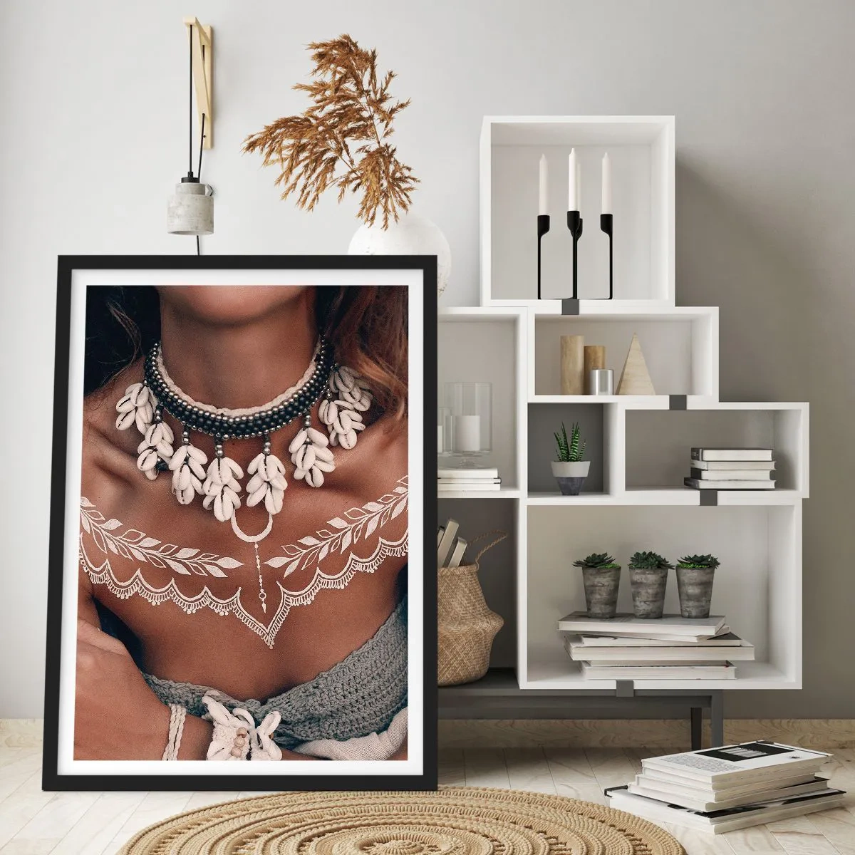 Plakat w czarnej ramie - Portret kobiety z muszlowym naszyjnikiem i białym tatuażem - 50x70cm - Talizmany, rytuały kobiecości - Nowoczesna dekoracja ścienna do salonu i sypialni ARTTOR