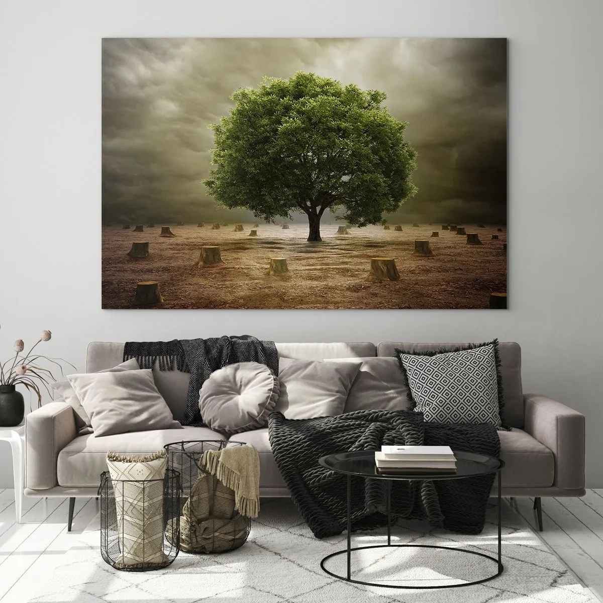 Obraz na szkle - Zielone drzewo otoczone pniami na tle ponurego nieba - 120x80cm - Cała nadzieja - Nowoczesna dekoracja ścienna do salonu, kuchni i sypialni ARTTOR