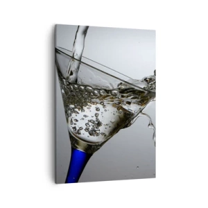 Obraz na płótnie - Szklanka z dynamicznie nalewaną wodą - 50x70cm - Krystaliczna woda w kryształowym szkle - Nowoczesna dekoracja ścienna do salonu, kuchni i sypialni ARTTOR