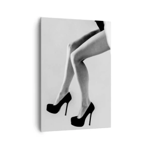 Obraz na płótnie - Czarno-biała kompozycja kobiecych nóg w eleganckich szpilkach - 70x100cm - Wieczna kobiecość - Nowoczesna dekoracja ścienna do salonu i sypialni ARTTOR