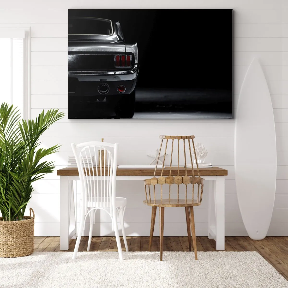 Obraz na płótnie - Czarno-biały obraz przedstawiający tylną część klasycznego samochodu na tle ciemnej przestrzeni - 70x50cm - Czar klasyki - Nowoczesna dekoracja ścienna do salonu i sypialni ARTTOR