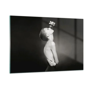 Obraz na szkle - Kobieta z kwiatem w ustach w czarno-białym portrecie - 120x80cm - Ekscentryczna elegancja - Nowoczesna dekoracja ścienna do salonu, kuchni i sypialni ARTTOR