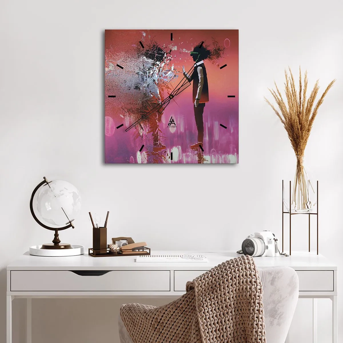 Zegar ścienny - Abstrakcyjna scena z futurystyczną postacią i rozpraszającymi się elementami - 30x30cm - Czy można wejrzeć w siebie? - Nowoczesna dekoracja ścienna do salonu i sypialni ARTTOR