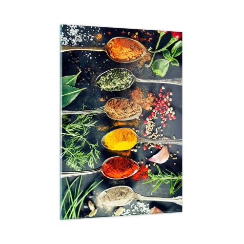 Obraz na szkle - Kolorowe przyprawy w łyżkach otoczone świeżymi ziołami i warzywami - 50x70cm - Kulinarna magia - Nowoczesna dekoracja ścienna do salonu, kuchni i sypialni ARTTOR