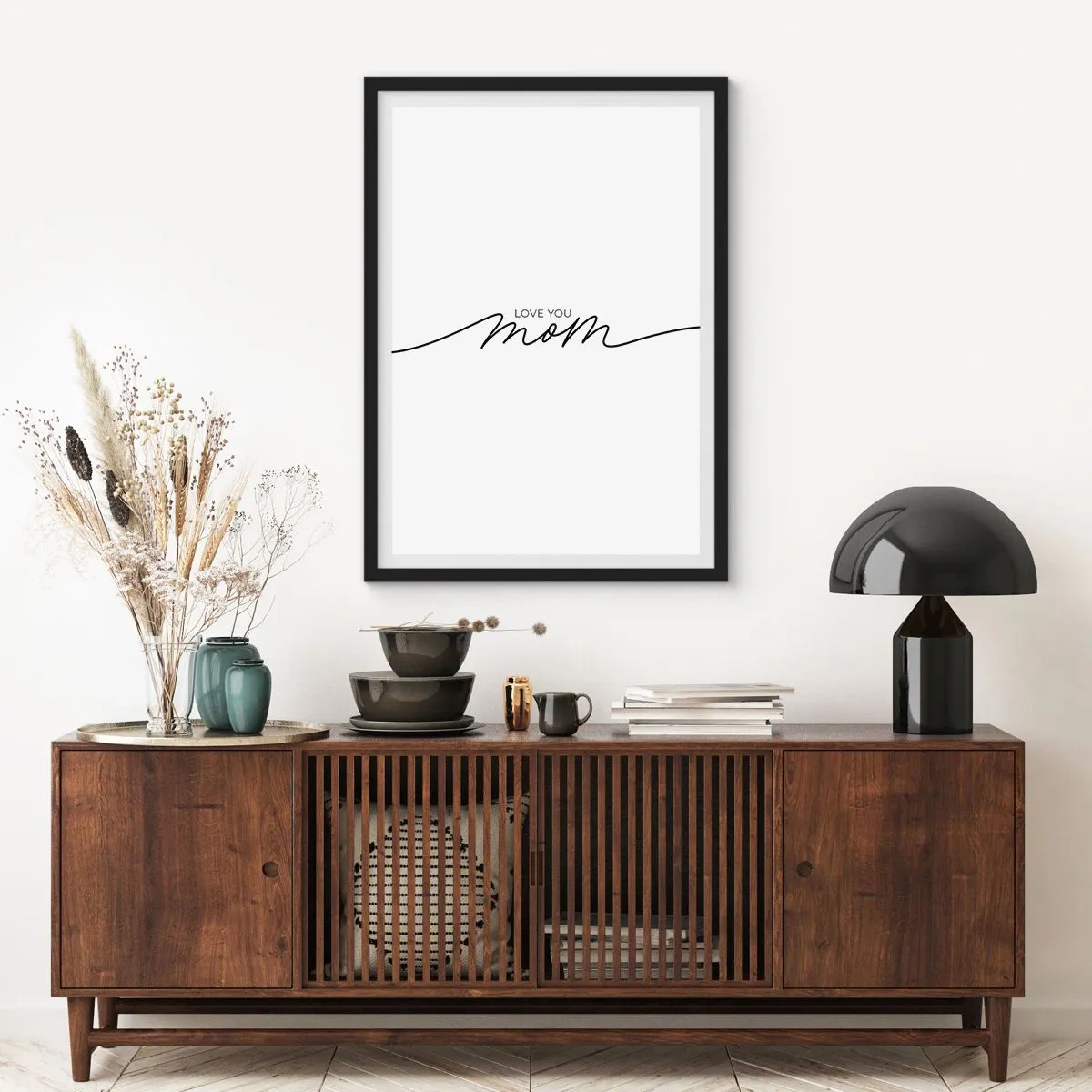 Plakat w czarnej ramie - Minimalistyczny napis Love you mom w czarnych liniach - 50x70cm - Wielkie wzruszenie - Nowoczesna dekoracja ścienna do salonu i sypialni ARTTOR