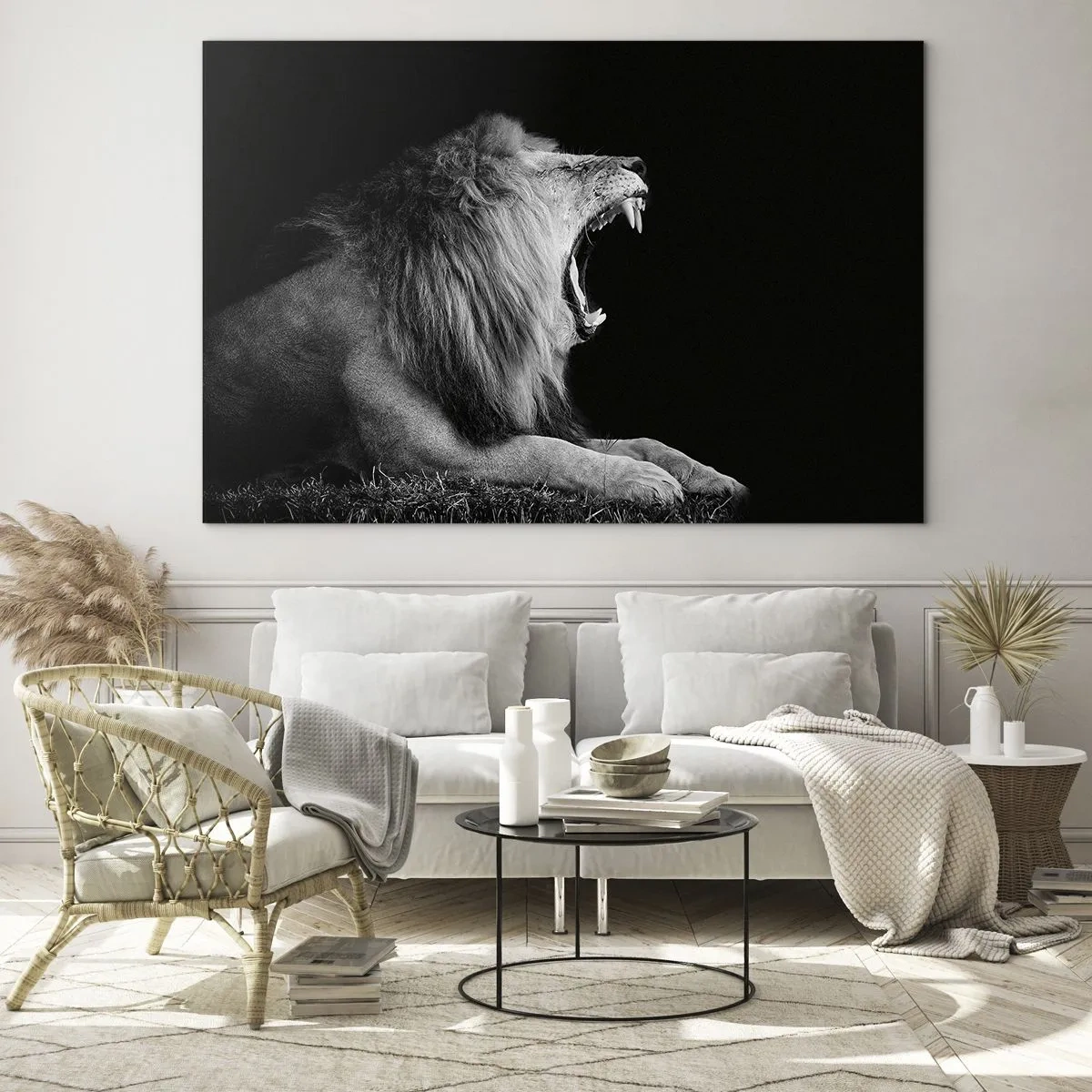 Obraz na szkle - Czarno-biały portret lwa ryczącego na tle cienia - 70x50cm - Bez żadnych wątpliwości - Nowoczesna dekoracja ścienna do salonu i sypialni ARTTOR