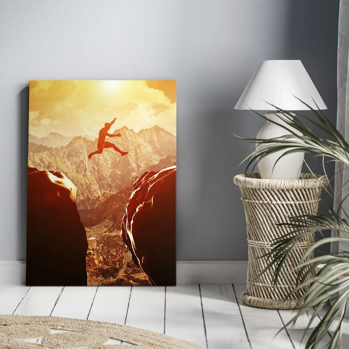 Obraz na płótnie - Postać skacząca między skałami na tle gór - 70x100cm - Przekraczając granice - Nowoczesna dekoracja ścienna do salonu i sypialni ARTTOR