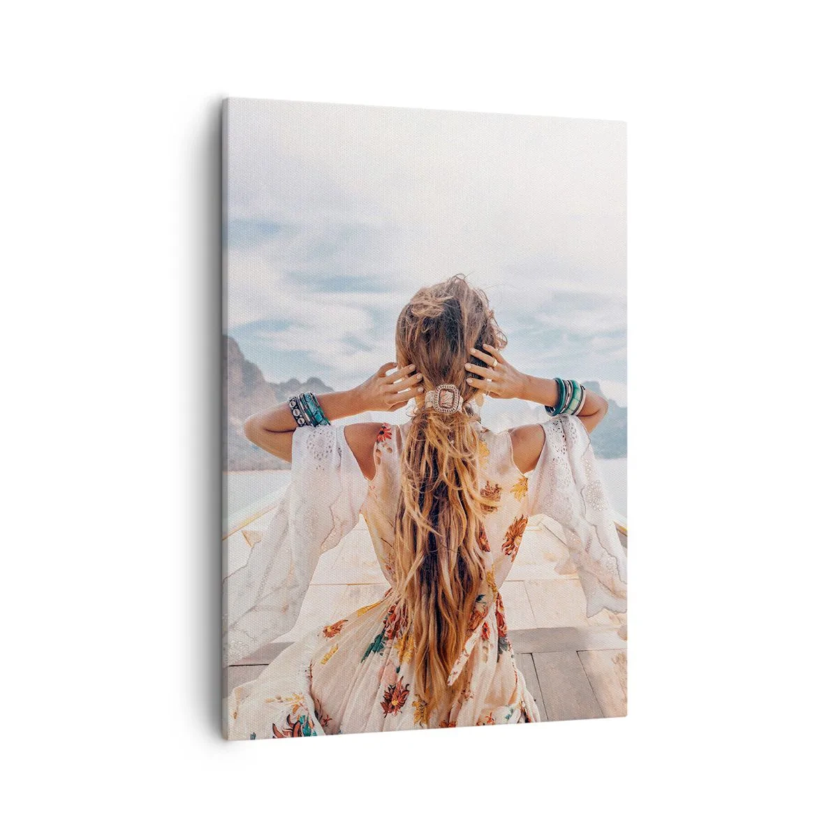 Obraz na płótnie - Kobieta w stylu boho z długimi włosami na tle gór i nieba - 50x70cm - W drodze ku szczęściu - Nowoczesna dekoracja ścienna do salonu, kuchni i sypialni ARTTOR