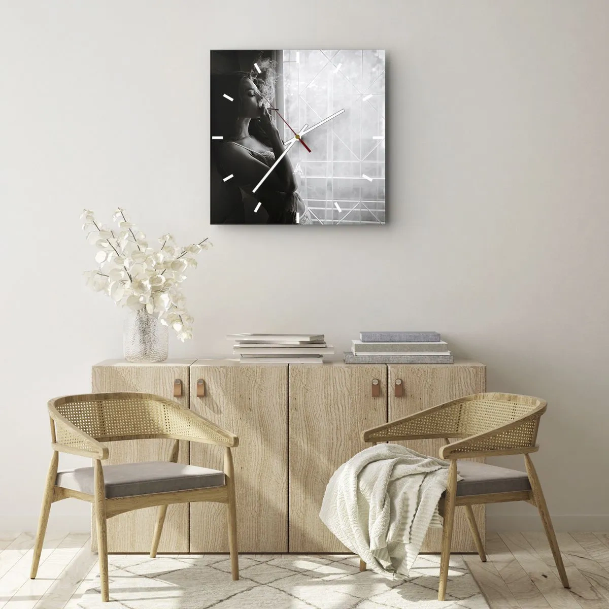 Zegar ścienny - Kobieta w zmysłowej pozie w czarno-białej fotografii - 30x30cm - Zmysłowa chwila - Nowoczesna dekoracja ścienna do salonu i sypialni ARTTOR