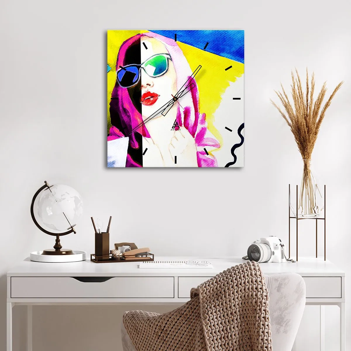 Zegar ścienny - Kolorowy portret kobiety w okularach przeciwsłonecznych - 30x30cm - Nie jestem biała i nie jestem czarna - Nowoczesna dekoracja ścienna do salonu i sypialni ARTTOR