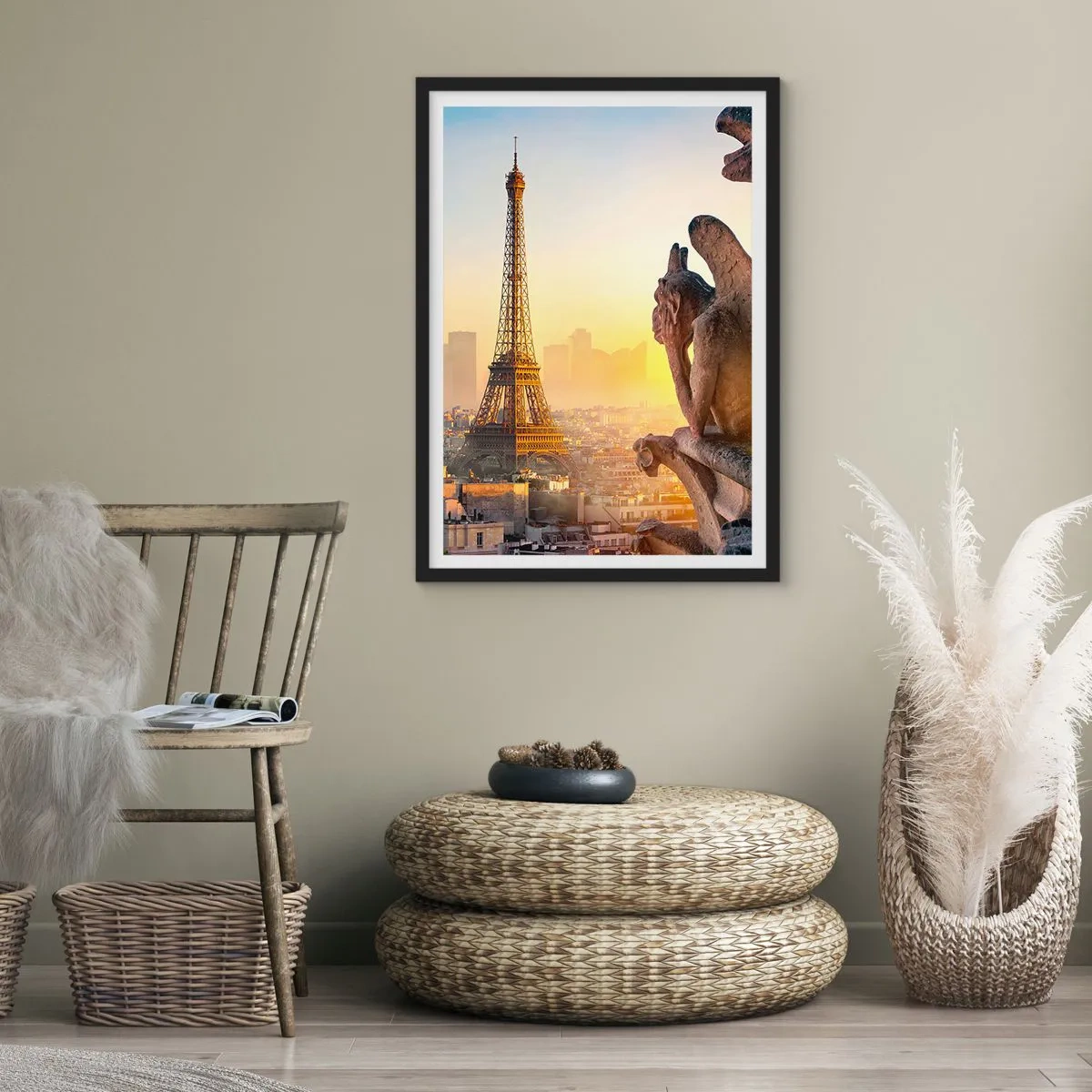 Plakat w czarnej ramie - Widok na wieżę Eiffla o wschodzie słońca z perspektywą kamiennych gargulców - 50x70cm - Wiele się zmieniło… - Nowoczesna dekoracja ścienna do salonu i sypialni ARTTOR