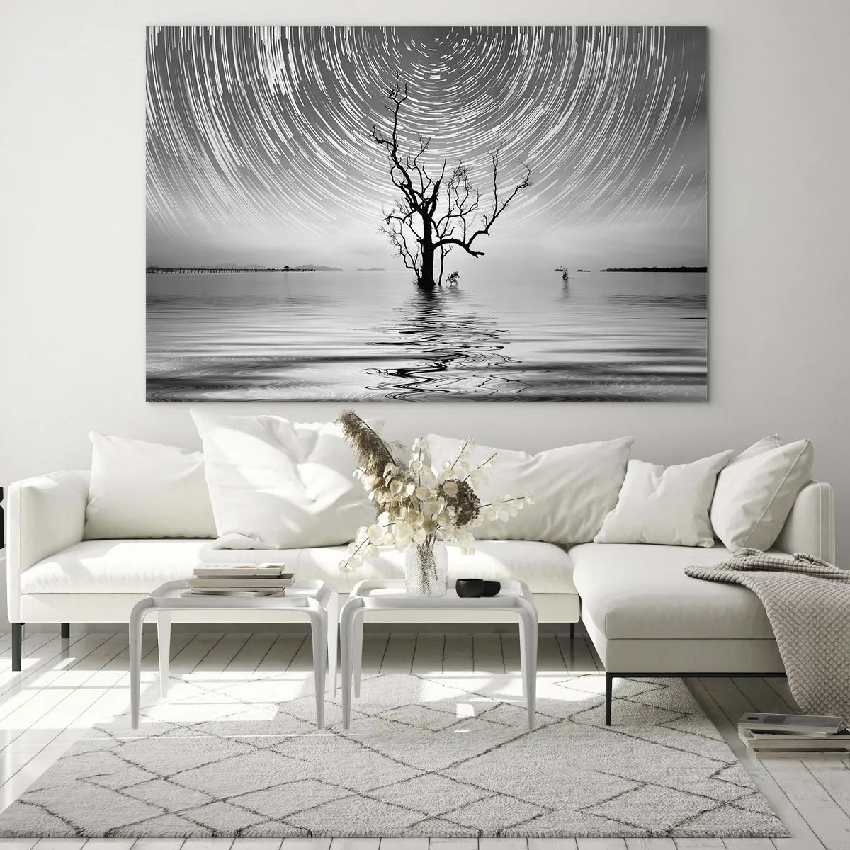 Obraz na szkle - Czarno-biały pejzaż z drzewem i smugami gwiazd - 70x50cm - Symfonia natury - Nowoczesna dekoracja ścienna do salonu i sypialni ARTTOR