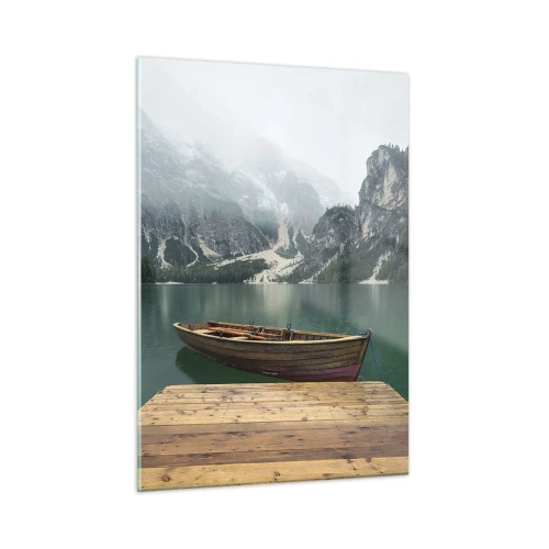 Obraz na szkle - Łódka przy pomostach na jeziorze w górskiej scenerii z mgłą - 50x70cm - "I dumne opoki czoła" - Nowoczesna dekoracja ścienna do salonu, kuchni i sypialni ARTTOR