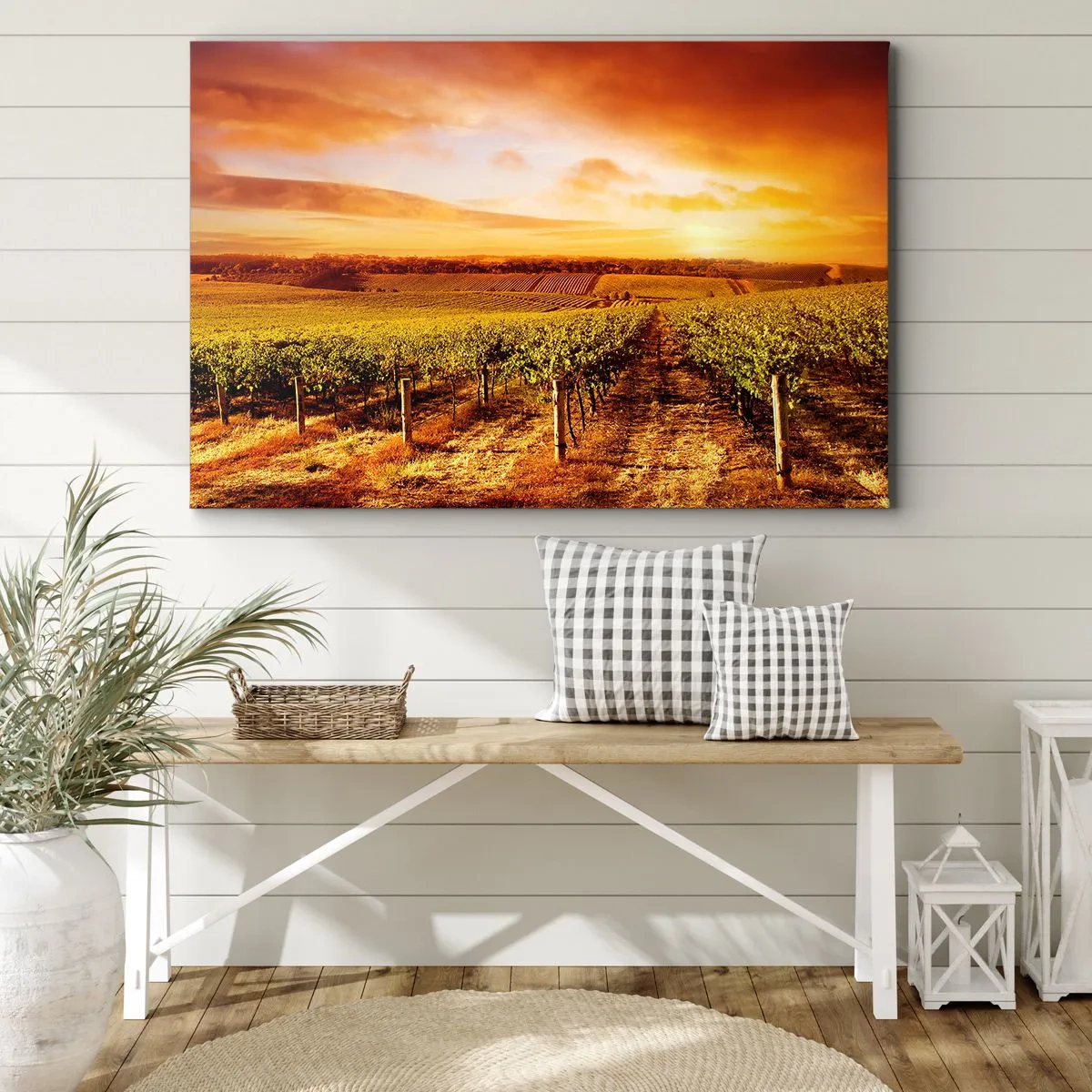 Obraz na płótnie - Winnica o zachodzie słońca z ciepłymi odcieniami nieba - 120x80cm - Delikatnie owocowe z nutą słońca - Nowoczesna dekoracja ścienna do salonu, kuchni i sypialni ARTTOR