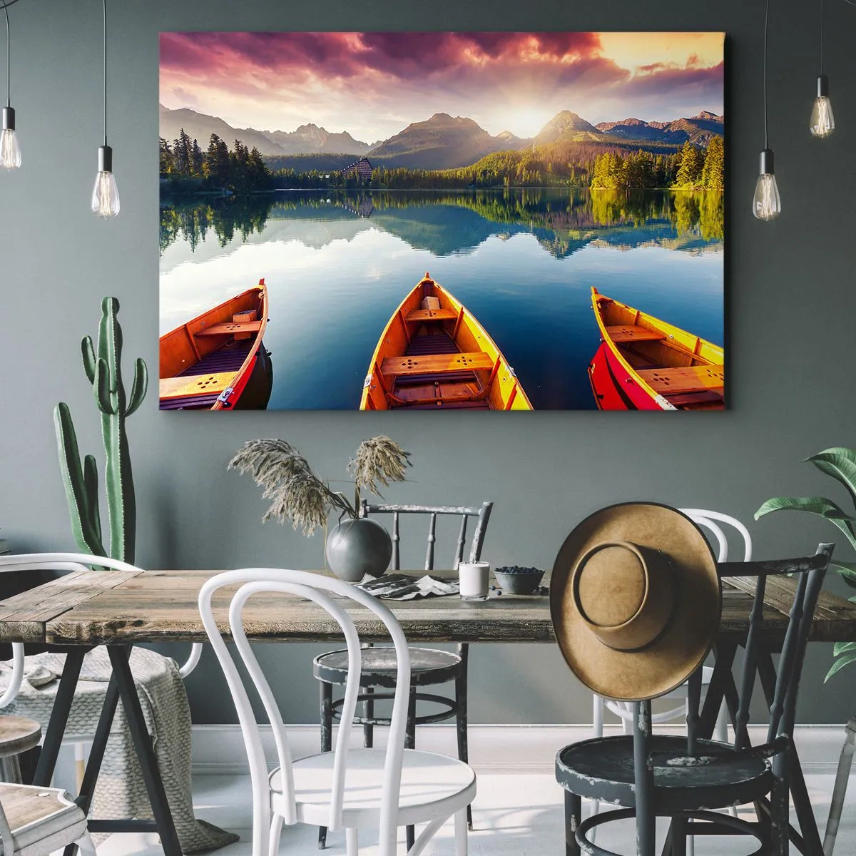 Obraz na płótnie - Trzy drewniane łodzie na tle górskiego jeziora o zachodzie słońca - 70x50cm - Nic przeciw naturze - Nowoczesna dekoracja ścienna do salonu i sypialni ARTTOR