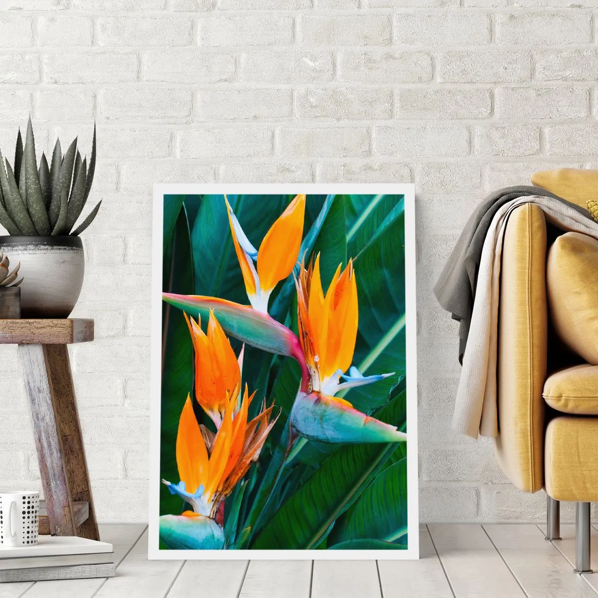 Plakat - Kwiaty strelicji otoczone zielonymi liśćmi - 50x70cm - Czy to kwiat, czy to ptak? - Nowoczesna dekoracja ścienna do salonu, kuchni i sypialni ARTTOR