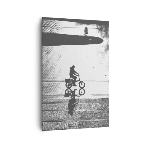 Obraz na płótnie - Czarno-biała sylwetka rowerzysty na mokrej ulicy - 80x120cm - Przed siebie, przez miasto - Nowoczesna dekoracja ścienna do salonu i sypialni ARTTOR