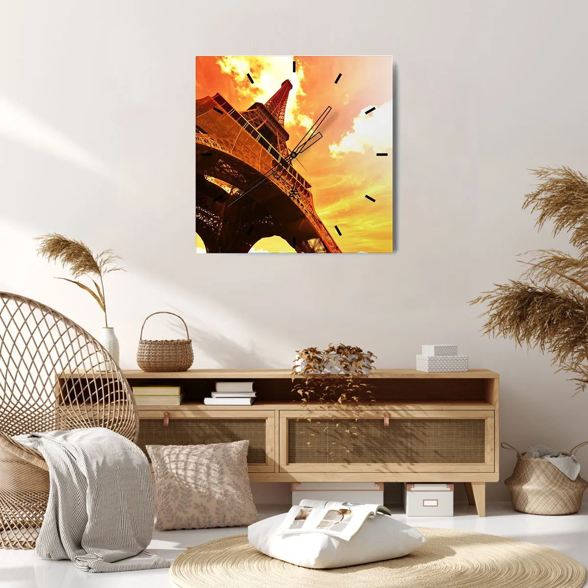 Zegar ścienny - Wieża Eiffla na tle złotego nieba podczas zachodu słońca - 30x30cm - Monumentalna, bo pozłacana słońcem - Nowoczesna dekoracja ścienna do salonu i sypialni ARTTOR