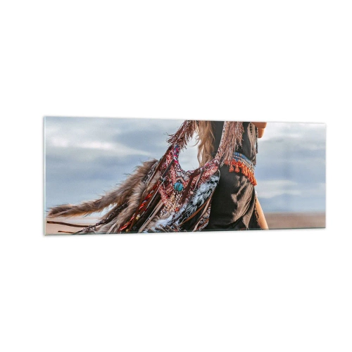 Obraz na szkle - Kobieta w stylizacji boho z detalami piór i biżuterii - 140x50cm - Dziewczyna szamana - Nowoczesna dekoracja ścienna do salonu i sypialni ARTTOR