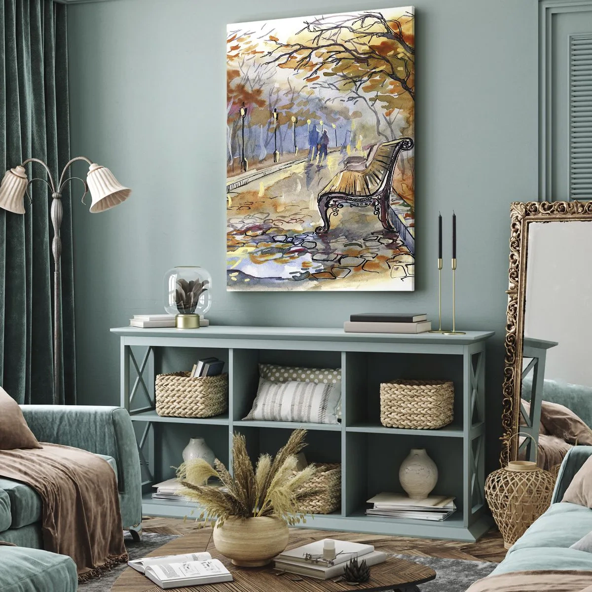 Obraz na płótnie - Para spacerująca po jesiennym parku, obok ławki, malowana akwarelą w odcieniach żółci, pomarańczy i fioletu - 50x70cm - Razem powędrować w jesień - Nowoczesna dekoracja ścienna do salonu, kuchni i sypialni ARTTOR