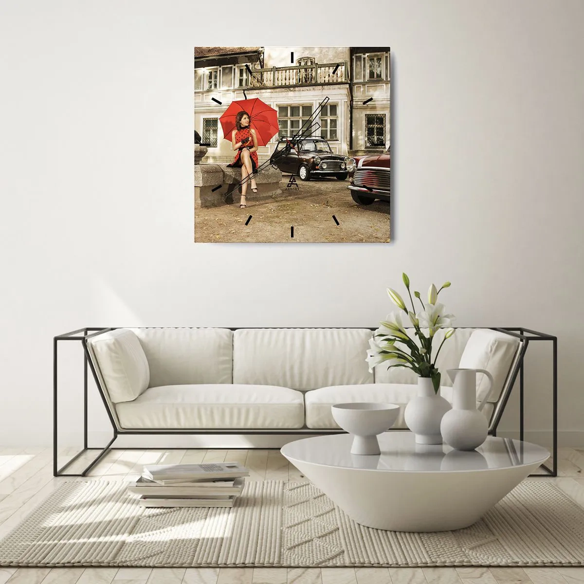 Zegar ścienny - Kobieta z czerwonym parasolem przy klasycznych samochodach - 30x30cm - Minipodróż sentymentalna - Nowoczesna dekoracja ścienna do salonu i sypialni ARTTOR