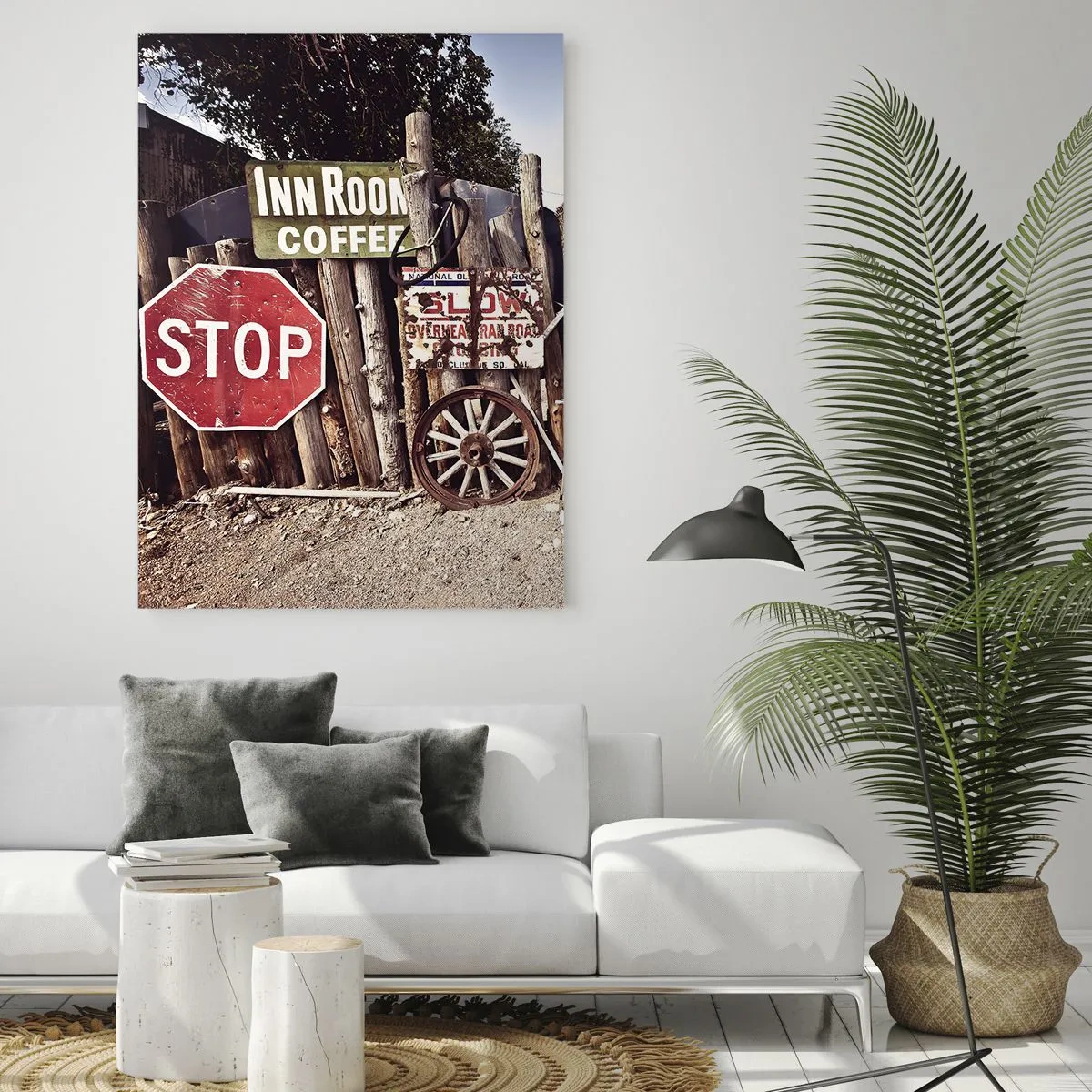 Obraz na szkle - Drewniany płot z vintage tabliczkami i kołami - 50x70cm - A czas się zatrzymał - Nowoczesna dekoracja ścienna do salonu, kuchni i sypialni ARTTOR