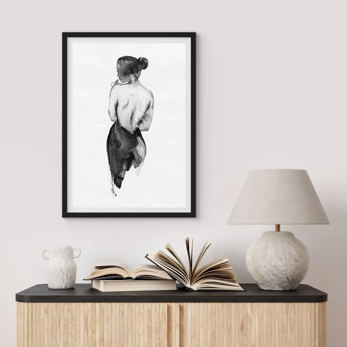 Plakat w czarnej ramie - Sylwetka kobiety w akwarelowej czerni na białym tle - 50x70cm - Przy niej świat znika - Nowoczesna dekoracja ścienna do salonu i sypialni ARTTOR