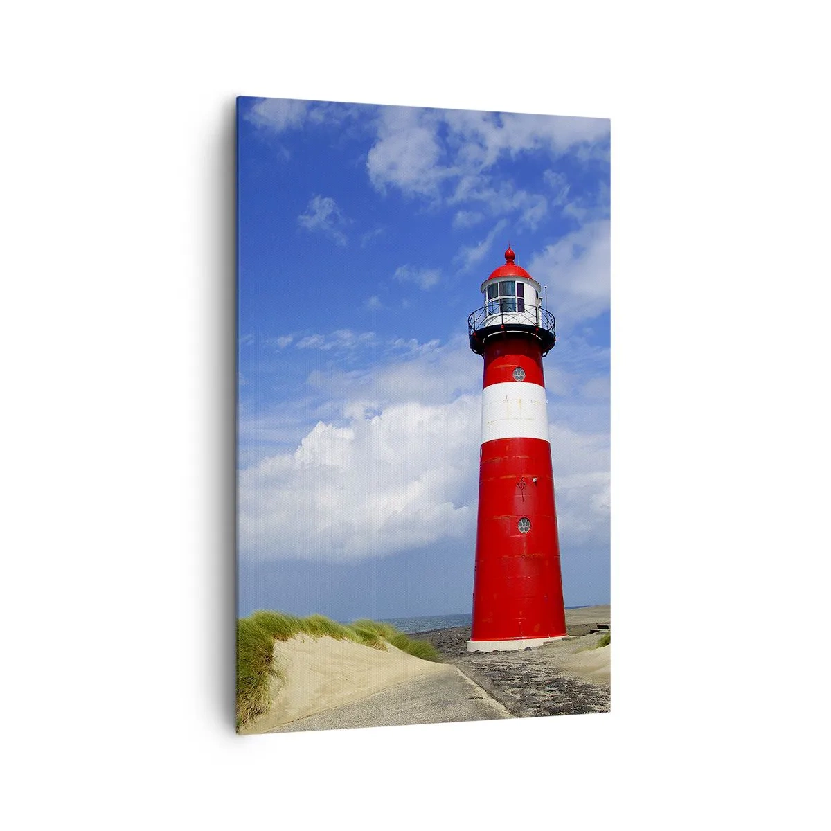 Obraz na płótnie - Czerwona latarnia morska na plaży pod błękitnym niebem - 80x120cm - Wymarzona samotnia - Nowoczesna dekoracja ścienna do salonu i sypialni ARTTOR
